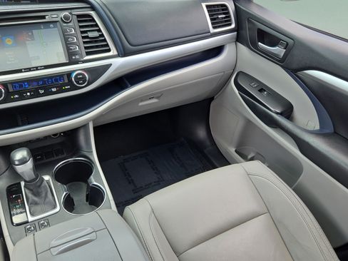 Used 2017 Toyota Highlander XLE FWD image 14