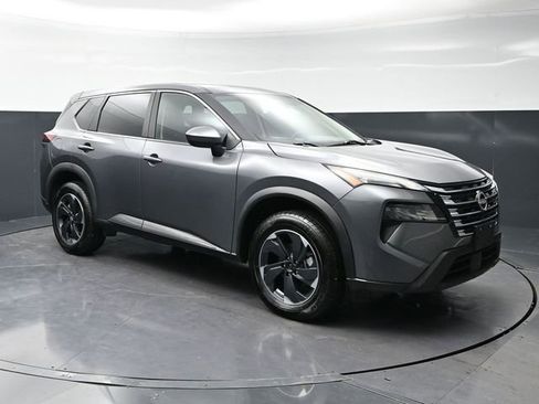 Used 2024 Nissan Rogue SV image 3