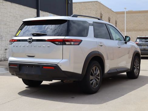 Used 2025 Nissan Pathfinder SV FWD image 3