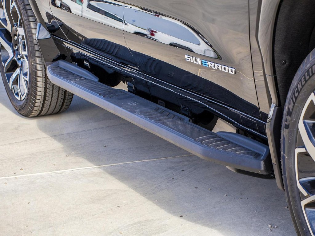 Used 2024 Chevrolet Silverado EV RST AWD/4WD image 3