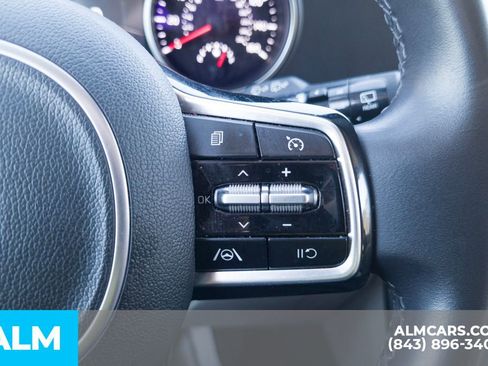 Used 2024 Kia Carnival LX FWD image 29