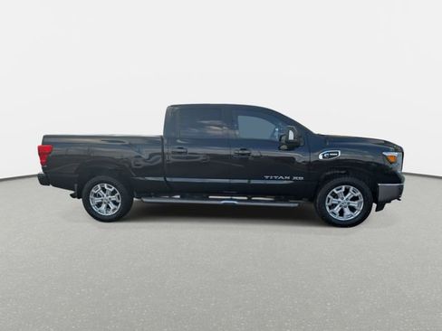 Used 2019 Nissan Titan SV w/ SV Convenience Package image 4