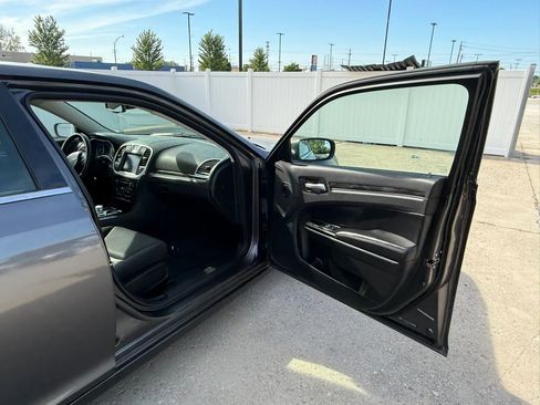 Used 2019 Chrysler 300 Touring RWD image 23