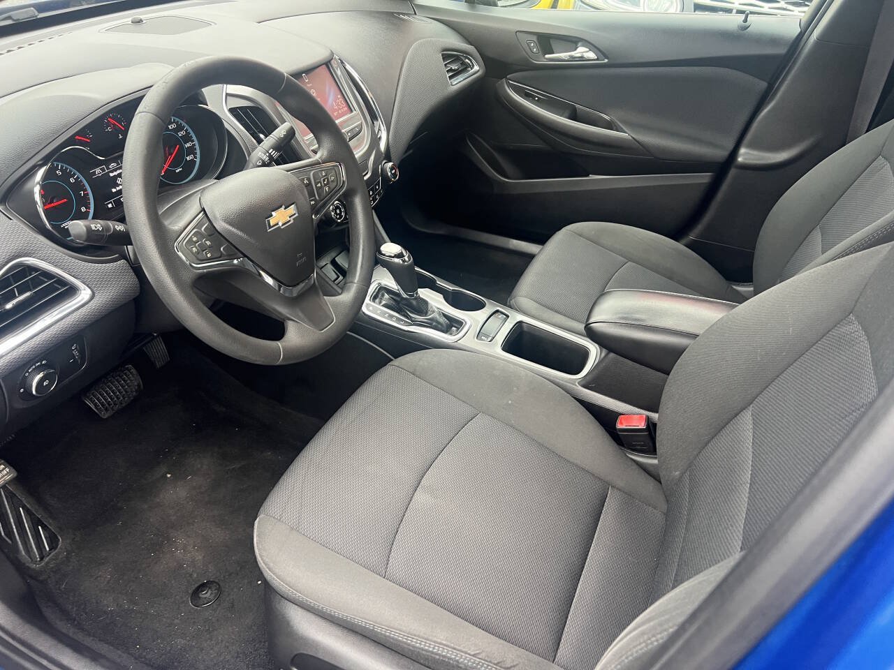 Used 2017 Chevrolet Cruze LT w/ Convenience Package FWD image 6