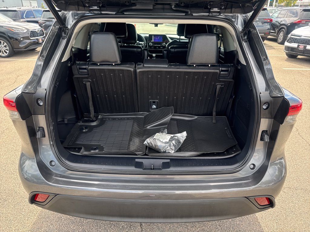 Used 2023 Toyota Highlander XLE AWD/4WD image 7