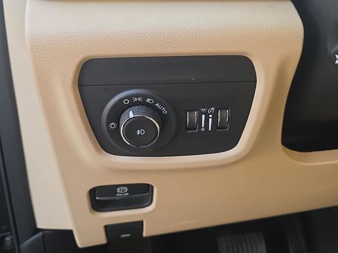 Used 2024 Jeep Grand Cherokee Limited w/ Luxury Tech Group II image 33