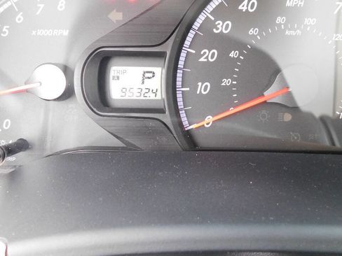 Used 2011 Toyota Sienna LE image 29