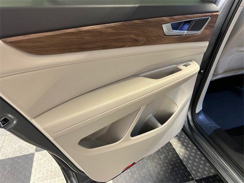 Certified 2024 Volkswagen Atlas SE image 17