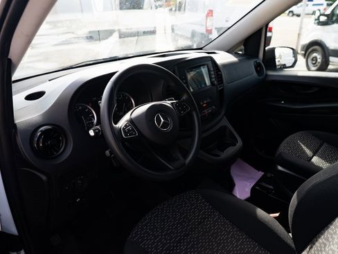 Used 2023 Mercedes-Benz Metris image 9