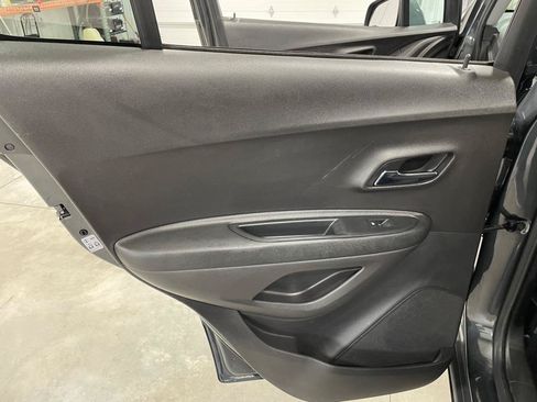 Used 2018 Chevrolet Trax LT w/ LT Convenience Package FWD image 16