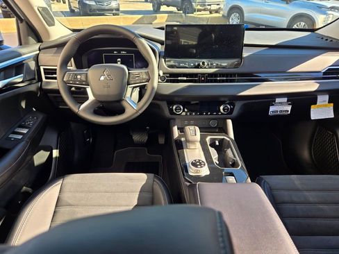 New 2025 Mitsubishi Outlander SE image 14