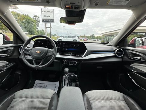 Used 2024 Chevrolet Trax LT FWD image 11