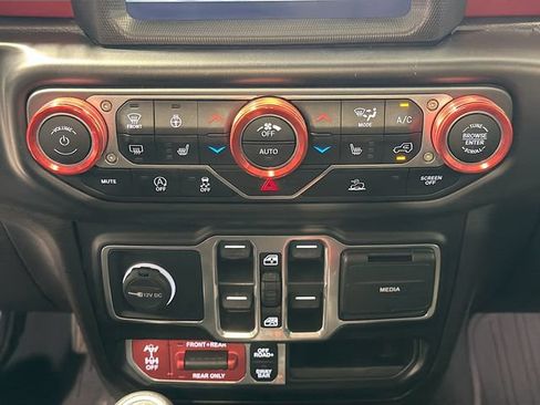 Used 2022 Jeep Wrangler Unlimited Rubicon w/ Cold Weather Group AWD/4WD image 15