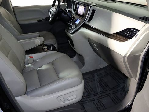 Used 2015 Toyota Sienna XLE image 31