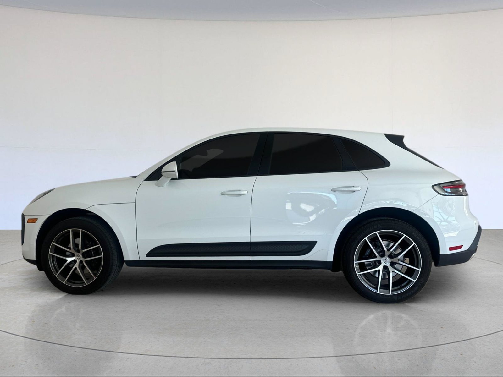 Certified 2023 Porsche Macan AWD/4WD image 2