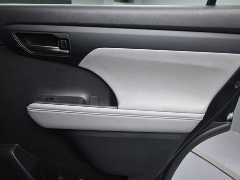 Used 2023 Toyota Highlander LE image 27