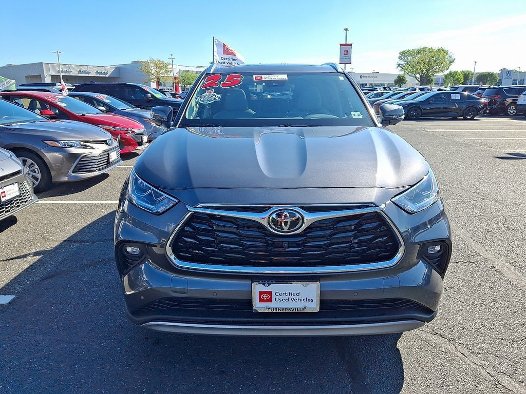 Used 2025 Toyota Highlander Platinum AWD/4WD image 2