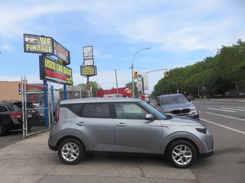 Used 2023 Kia Soul LX w/ LX Technology Package FWD image 9