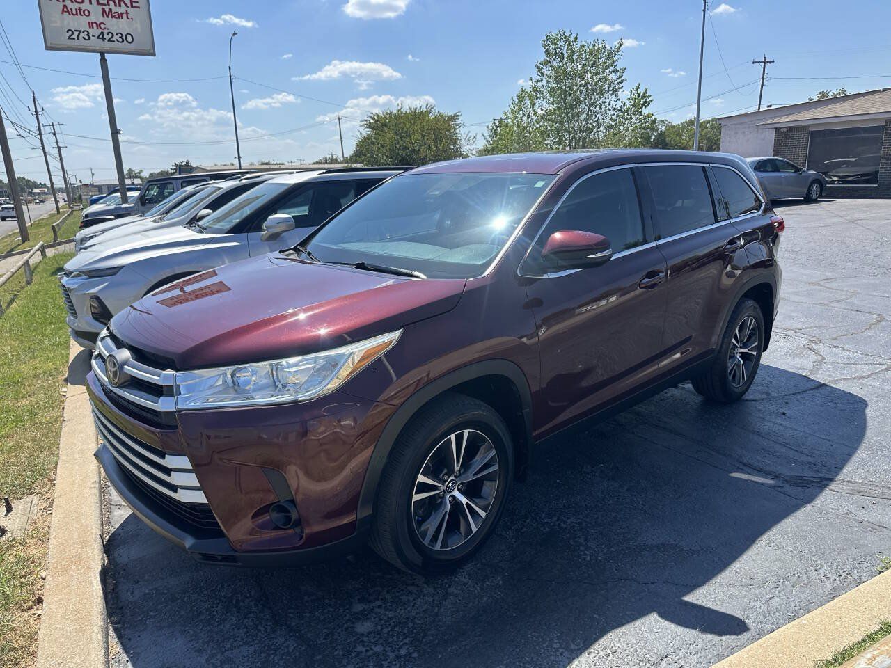 Used 2019 Toyota Highlander LE FWD image 2