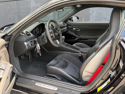 Used 2018 Porsche 718 Cayman RWD image 15
