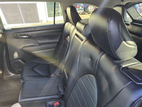Certified 2022 Toyota Highlander XLE image 17