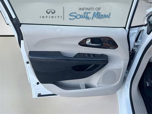 Used 2021 Chrysler Pacifica Limited image 21