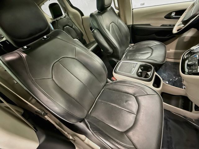Used 2020 Chrysler Pacifica Limited FWD image 30