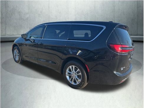New 2026 Chrysler Pacifica Select image 5