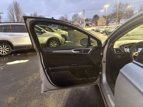 Used 2019 Ford Fusion SE image 10