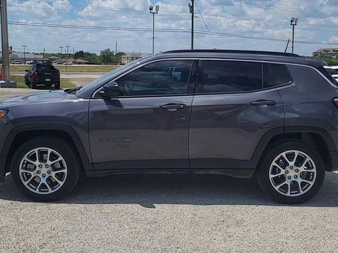 Used 2024 Jeep Compass Latitude image 5