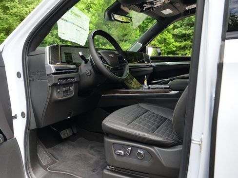 Used 2026 Cadillac Escalade Platinum Sport w/ LPO, ONYX Package AWD/4WD image 29