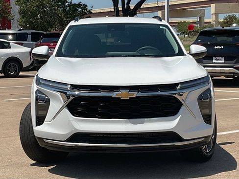 Used 2025 Chevrolet Trax LT FWD image 2