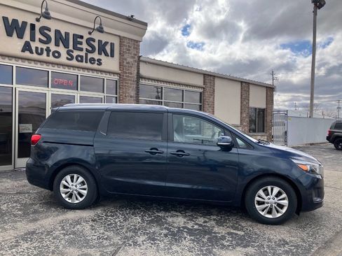 Used 2015 Kia Sedona LX w/ LX Convenience Package image 2