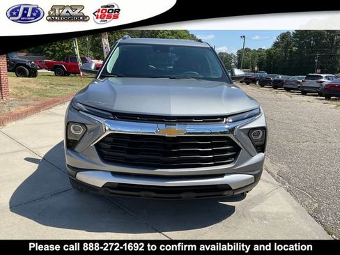 Used 2025 Chevrolet TrailBlazer LT AWD/4WD image 2