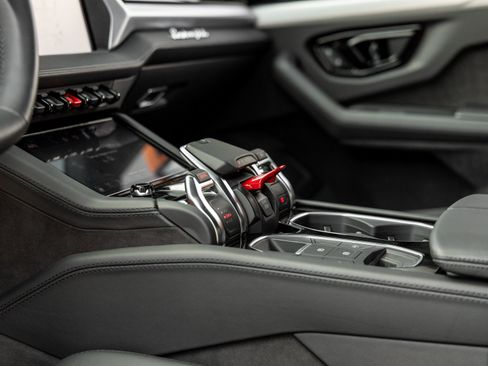 Used 2025 Lamborghini Urus SE image 22