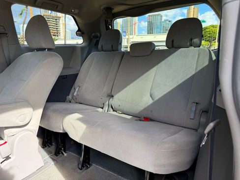 Used 2019 Toyota Sienna L image 13