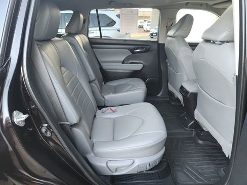 Certified 2021 Toyota Highlander XLE image 26