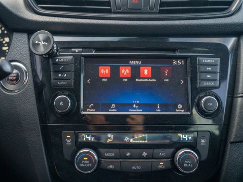 Used 2019 Nissan Rogue SV image 15