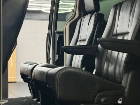Used 2015 Chrysler Town & Country Touring w/ Driver Convenience Group FWD image 9