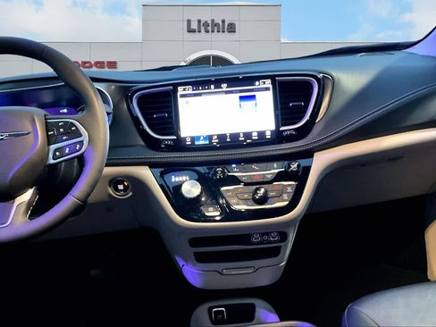 Used 2024 Chrysler Pacifica Select image 16