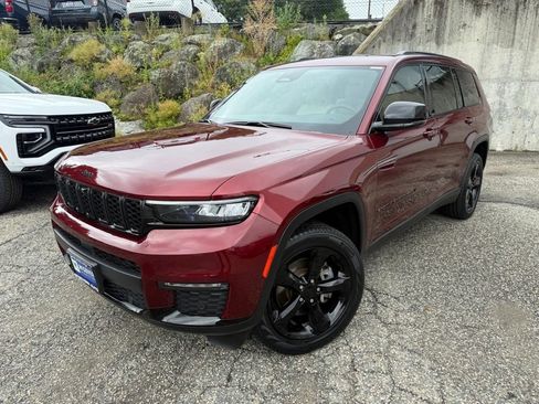 Used 2023 Jeep Grand Cherokee L Limited w/ Luxury Tech Group II AWD/4WD image 2
