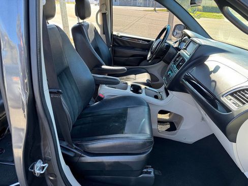 Used 2016 Dodge Grand Caravan SXT image 21