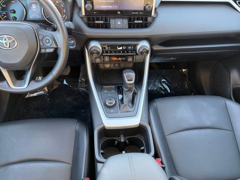 Used 2022 Toyota RAV4 XLE Premium image 12