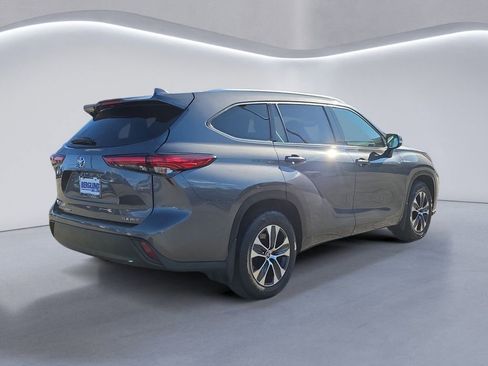 Used 2021 Toyota Highlander XLE image 3