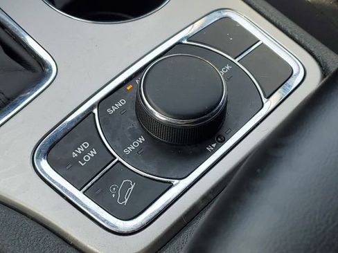 Used 2018 Jeep Grand Cherokee Laredo AWD/4WD image 20