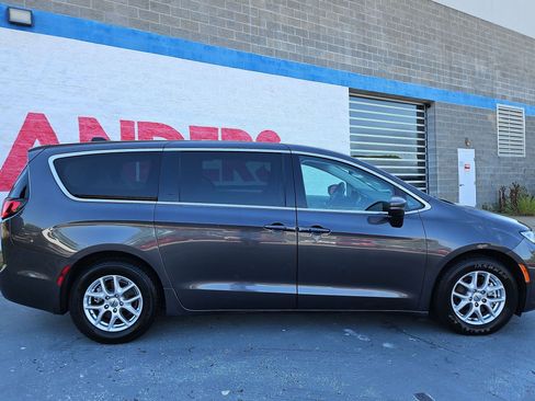Used 2023 Chrysler Pacifica Touring-L FWD image 8