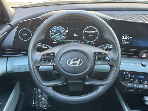 Used 2025 Hyundai Elantra Limited image 29