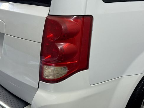 Used 2019 Dodge Grand Caravan SE w/ UConnect Hands-Free Group image 34