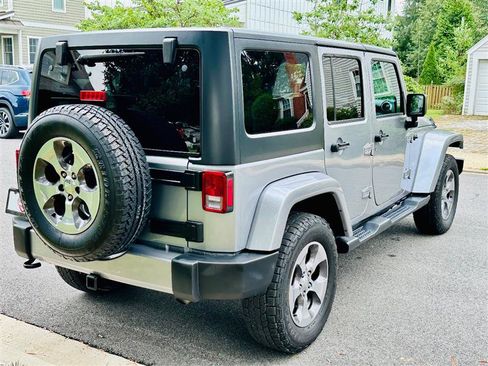 Used 2018 Jeep Wrangler Unlimited Sahara w/ Connectivity Group AWD/4WD image 9