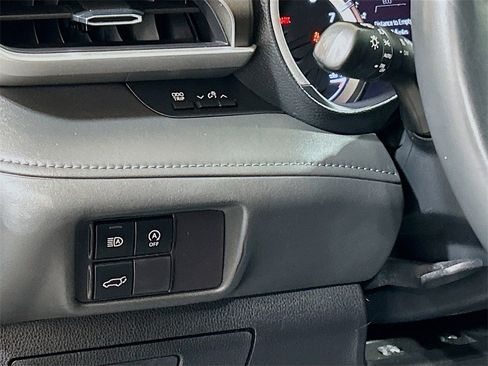 Used 2023 Toyota Highlander XLE image 8